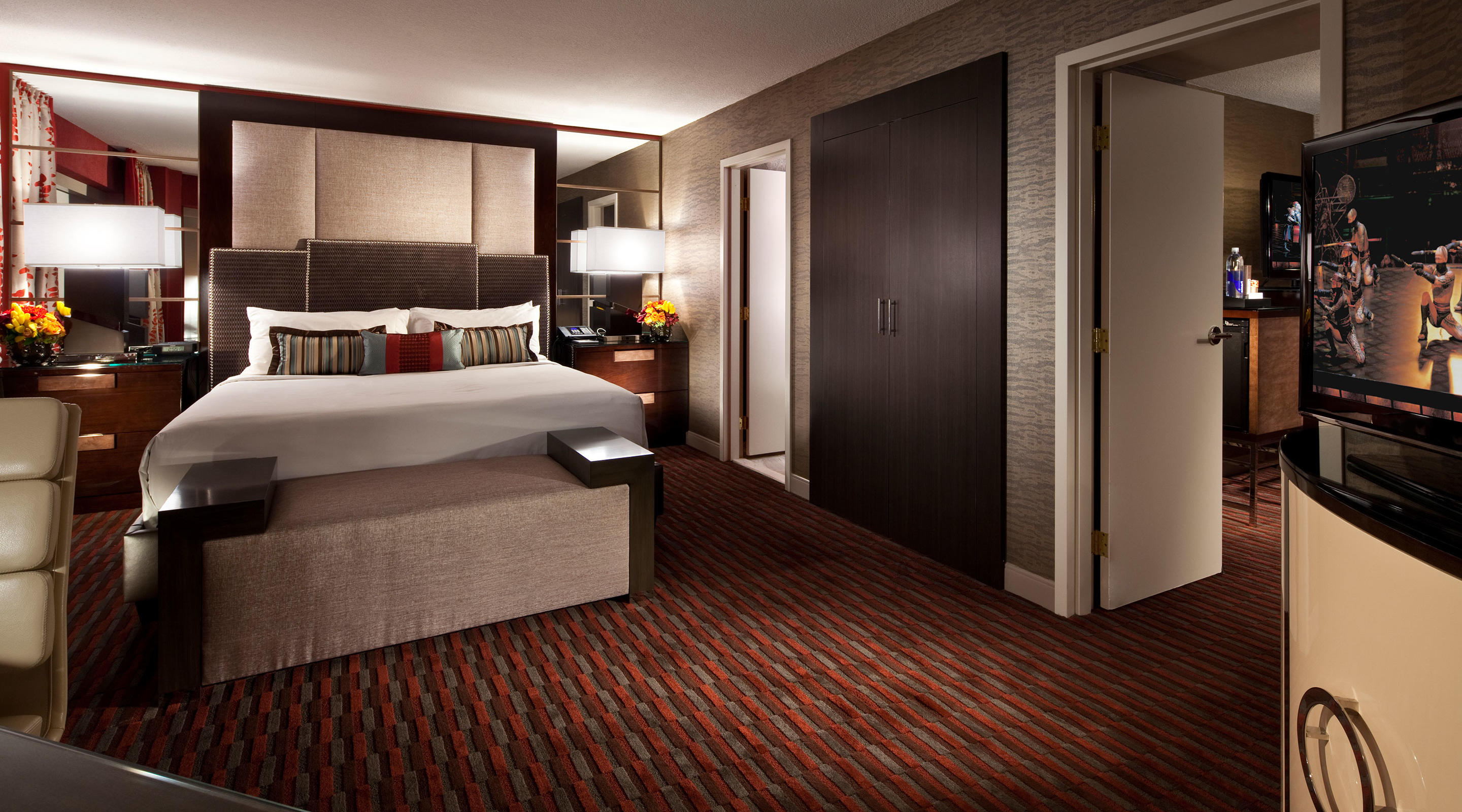 One bedroom suite. MGM Grand Hotel & Casino. Спальня Лас Вегас 2. MGM отель в Японии. MGM Grand Hotel Casino внутри.